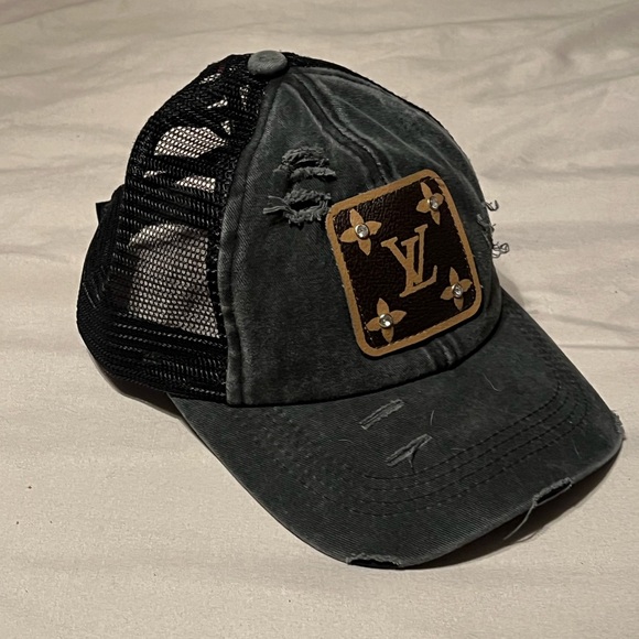 Women’s LV cross ponytail baseball. Louis Vutton Patch - Picture 2 of 3